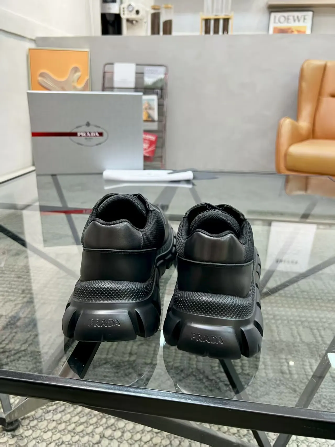 P440 Yuan 38-45 Prada Prada’s new men’s leather sneakers, the highest version on the market, any comparison is welcome🆚! The original leather has excellent texture and is super high-end! Fetal sheep net lining imported from Italy, removable pad! Luxurious materials and fine workmanship, highly recommended!